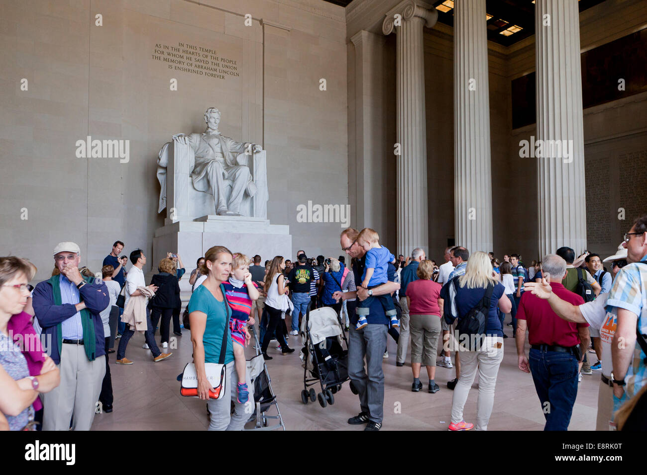Les touristes visitant le Mémorial de Lincoln - Washington, DC USA Banque D'Images