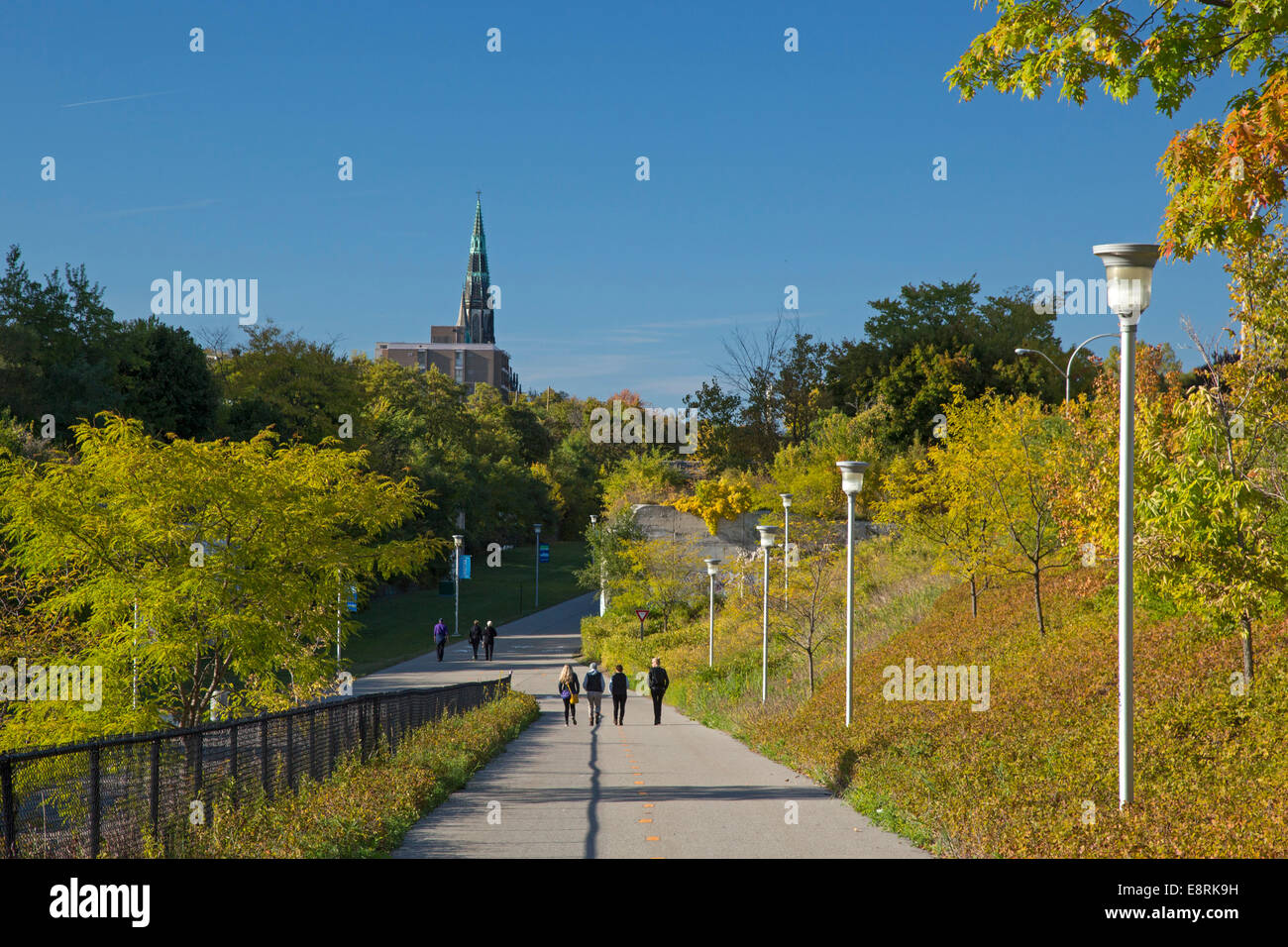 Detroit, Michigan - la coupe Dequindre Greenway, autrefois une ligne de chemin de fer du Grand Tronc. Banque D'Images
