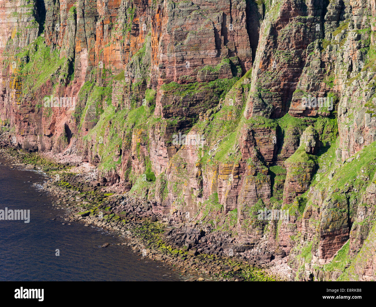Les falaises de Hoy Island près de l'ancien homme de Hoy, vue sur les falaises et Brough Brae Saint John's Head, îles Orcades, en Écosse. Banque D'Images