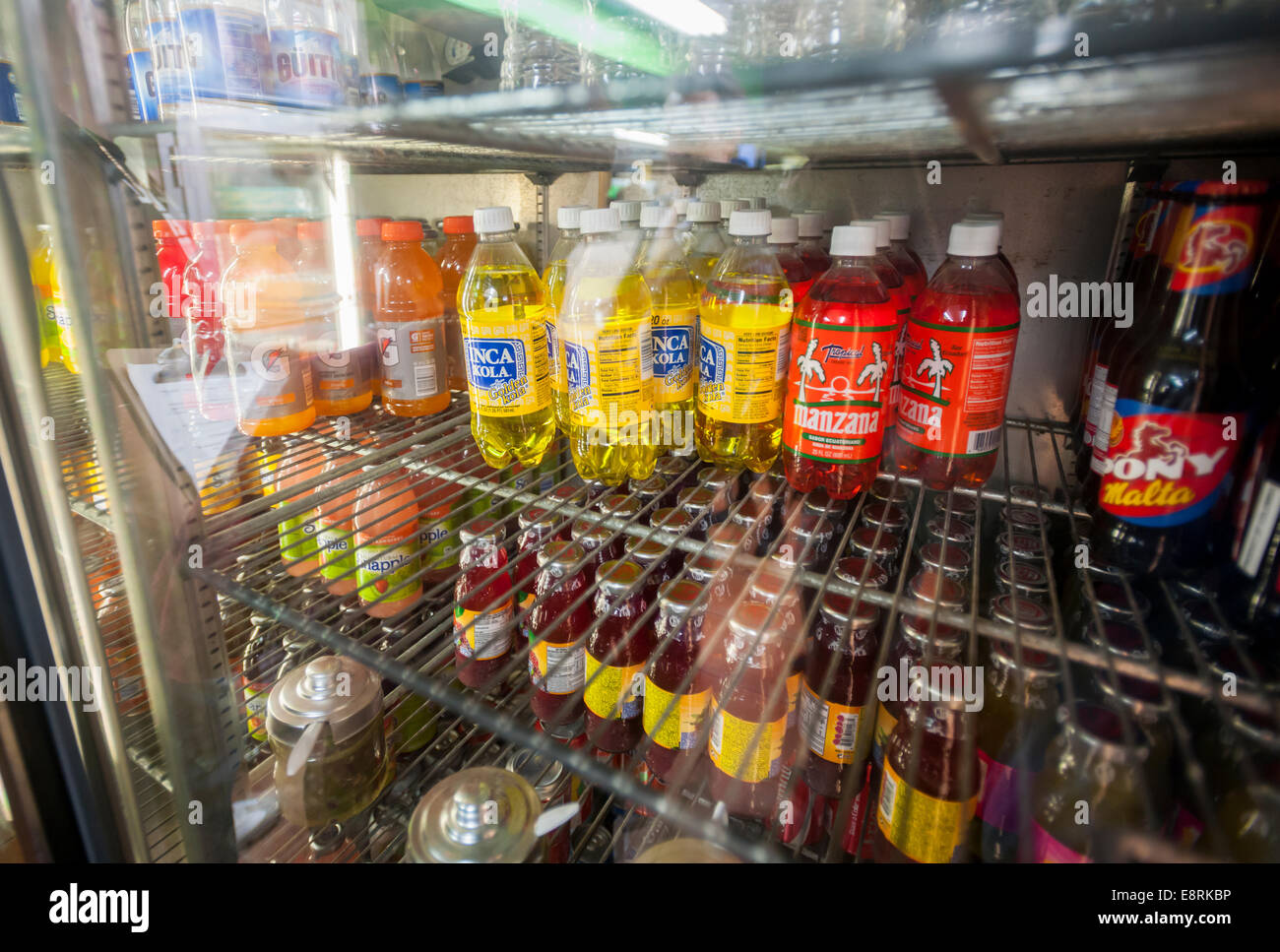 Les sodas sucrés Hispanic dans un refroidisseur d'épicerie dans le quartier hispanique de Jackson Heights dans le Queens à New York Banque D'Images