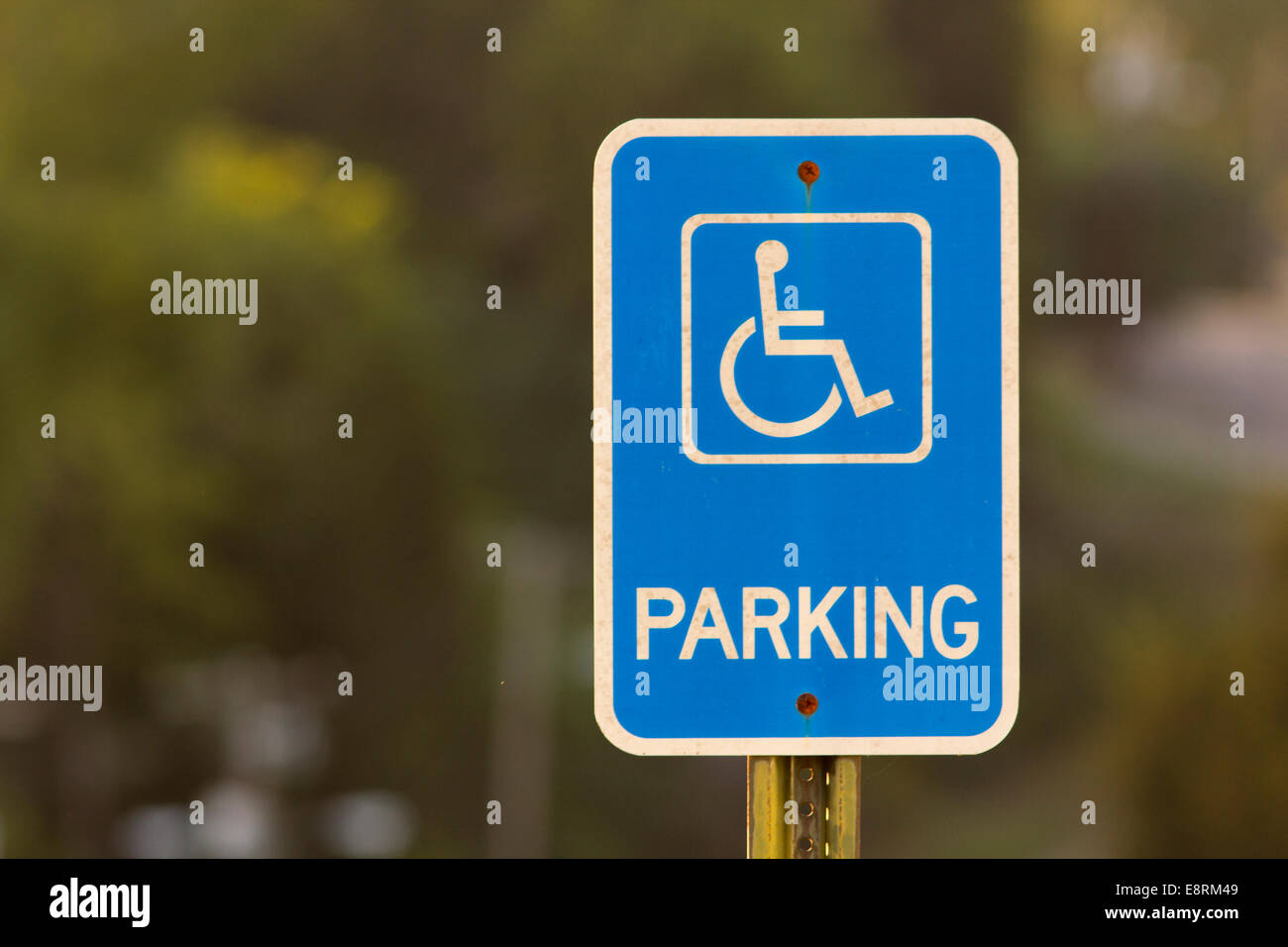 Signe de stationnement pour personnes handicapées Banque D'Images