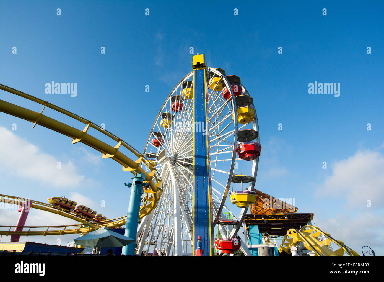 La grande roue et les montagnes russes dans un parc d'Attractions Pacific Park sur la jetée de Santa Monica, Los Angeles, Californie, USA Banque D'Images
