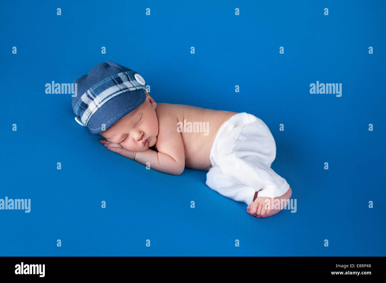 Portrait D Un Nouveau Ne Age De 8 Jours Bebe Garcon Il Est En Train De Dormir Sur Le Cote Portant Un Crieur Golf Cap Bleu Et Blanc Pantalon Lin Photo Stock