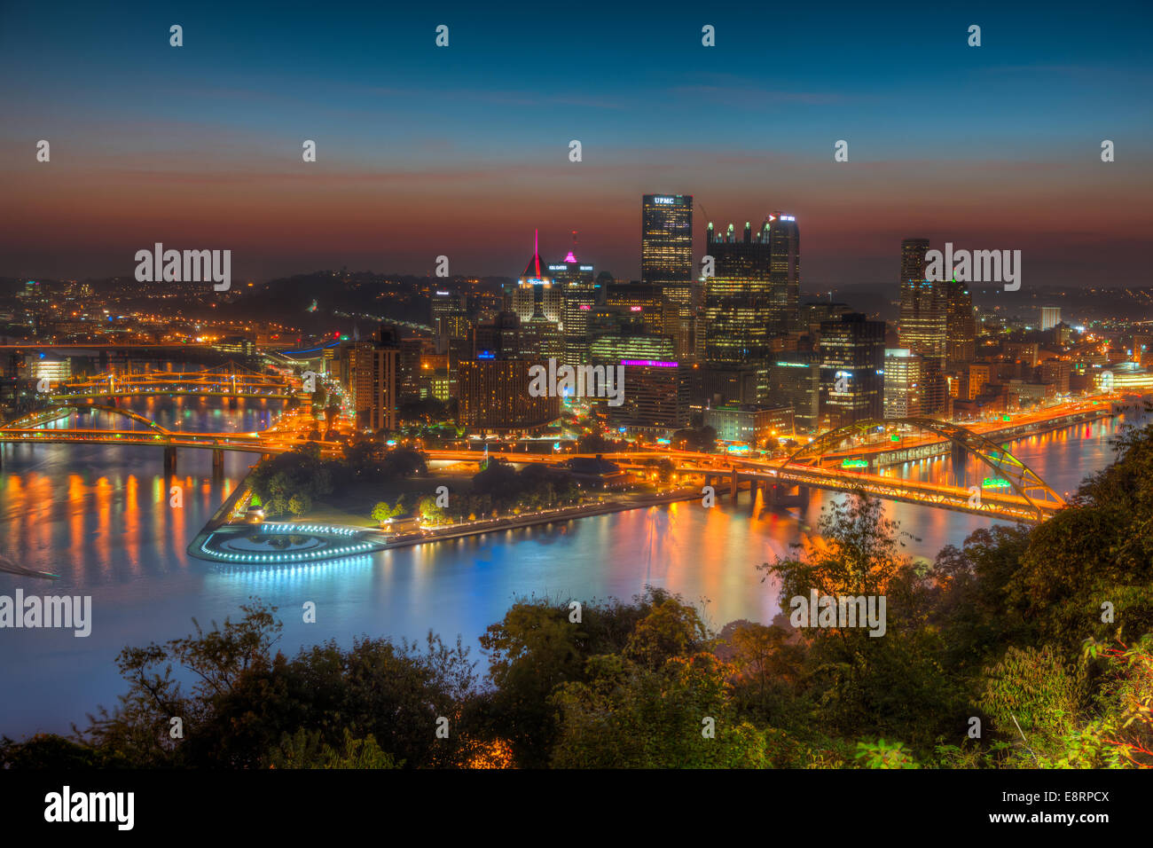 Le ciel est orange pendant l'aube dans la dernière heure avant le lever du soleil sur le centre-ville de Pittsburgh, Pennsylvanie. Banque D'Images