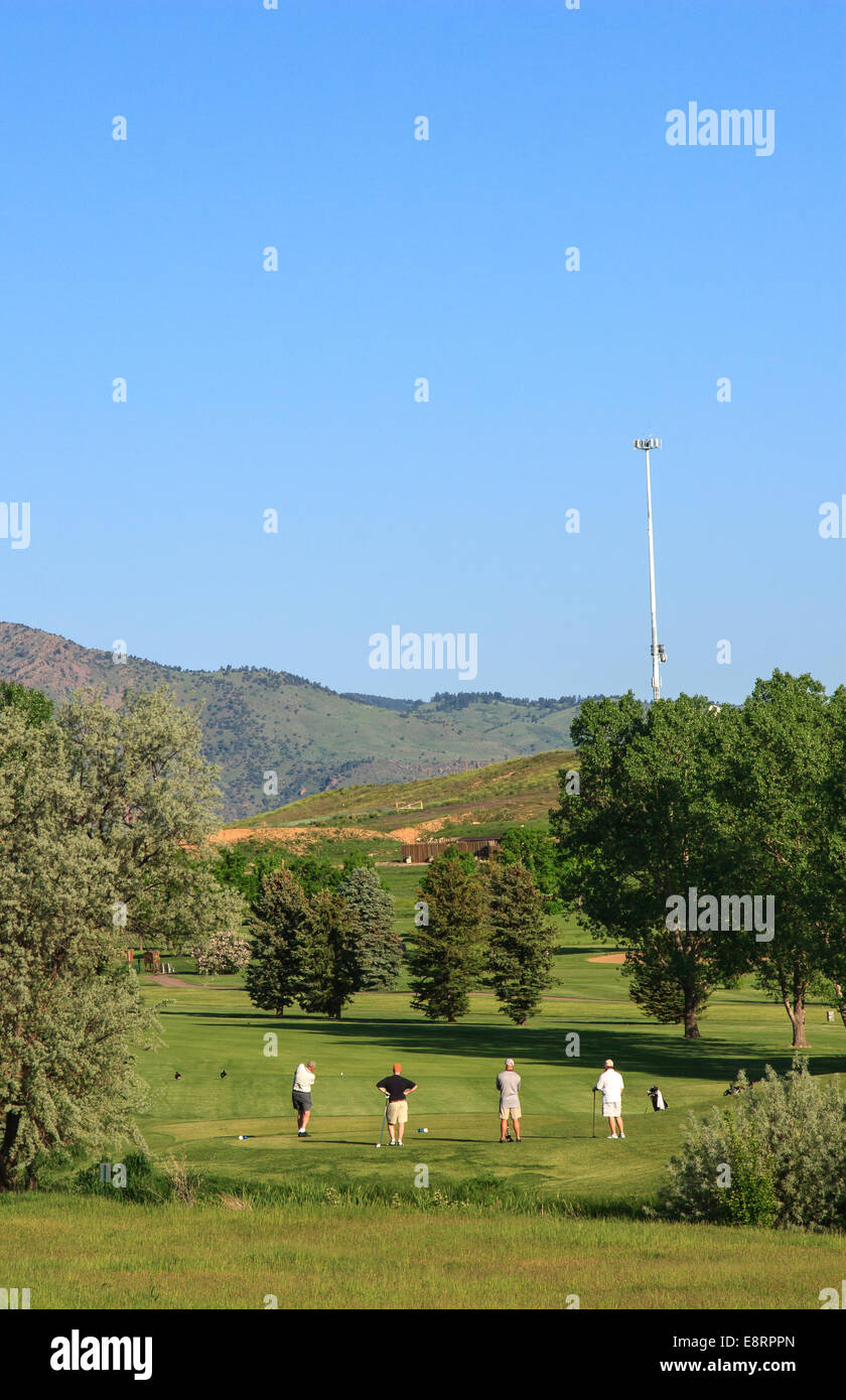 Quatre golfeurs queue à la té en un terrain de golf de Lakewood, Colorado Banque D'Images