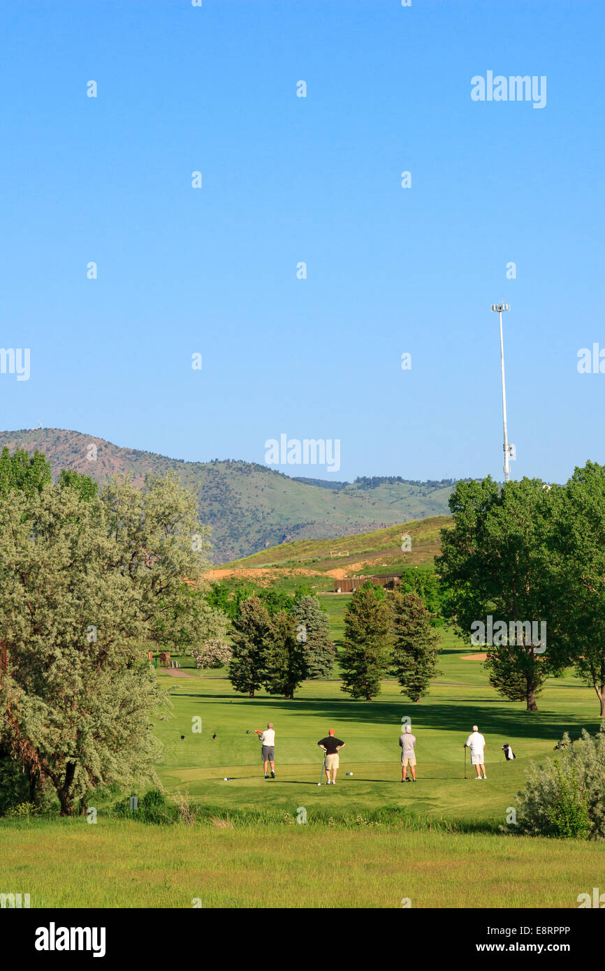 Quatre golfeurs queue à la té en un terrain de golf de Lakewood, Colorado Banque D'Images