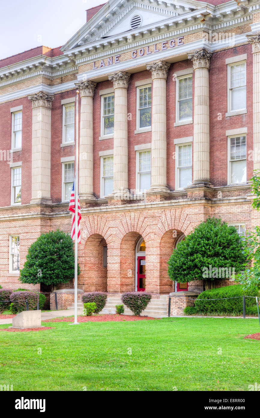 Le drapeau Américain vole à moitié-personnel en face de Bray Hall Bâtiment Administration de Lane College à Jackson, Tennessee. Banque D'Images
