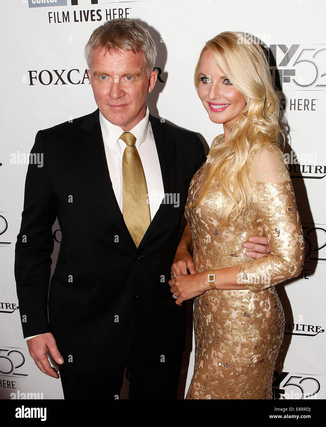 NEW YORK-OCT 10 : l'acteur Anthony Michael Hall (L) et Lucia Oskerova assister à la 'Foxcatcher' premiere au 52e Festival du Film de New York à l'Alice Tully Hall, le 10 octobre 2014 dans la ville de New York. Banque D'Images