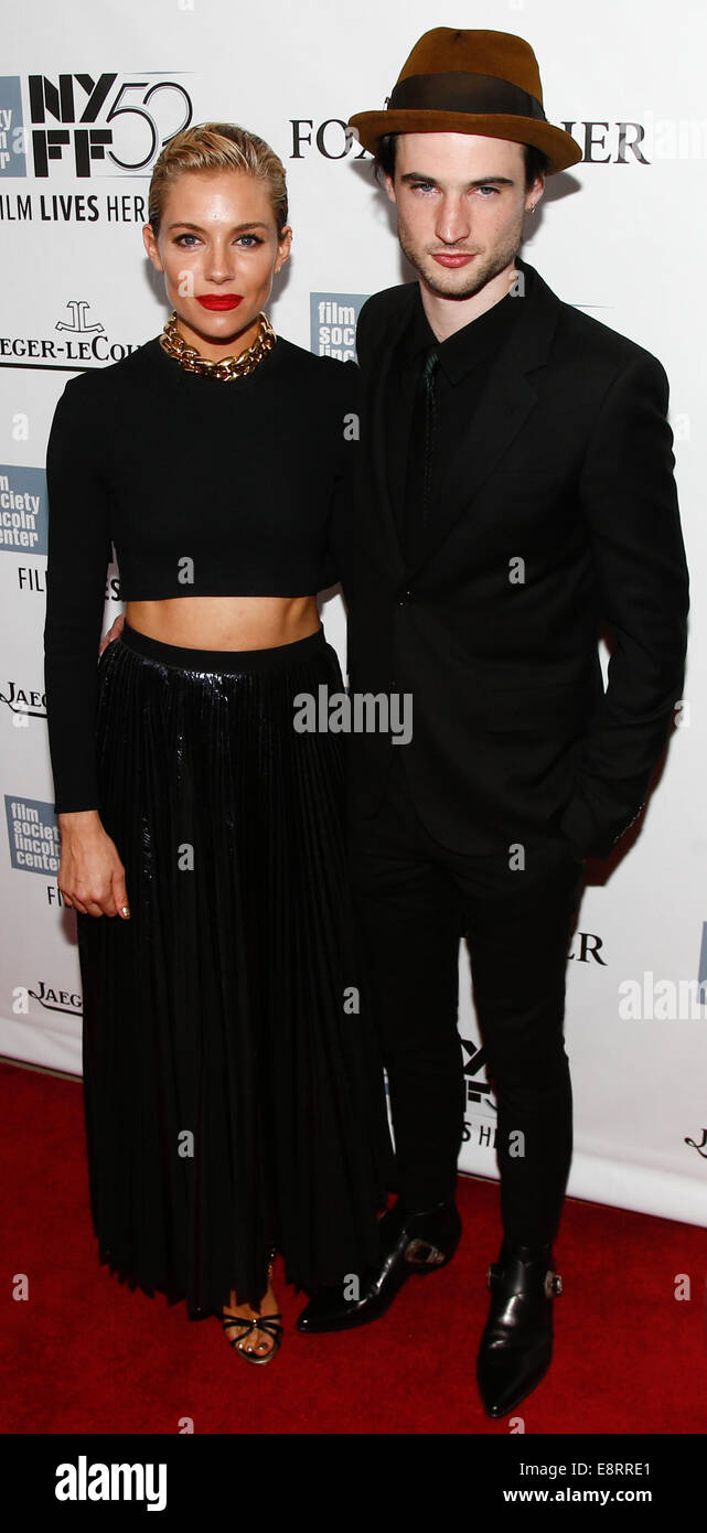 NEW YORK-OCT 10 : L'actrice Sienna Miller (L) et Tom Sturridge assister à la 'Foxcatcher' première mondiale au 52e Festival du Film de New York à l'Alice Tully Hall, le 10 octobre 2014 dans la ville de New York. Banque D'Images