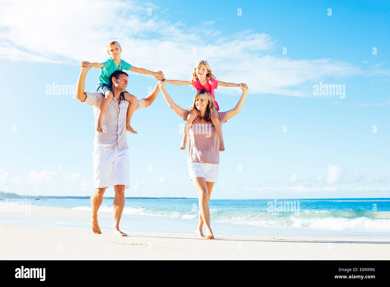 Photo de famille heureuse s'amusant sur la plage. Vie d'été. Banque D'Images
