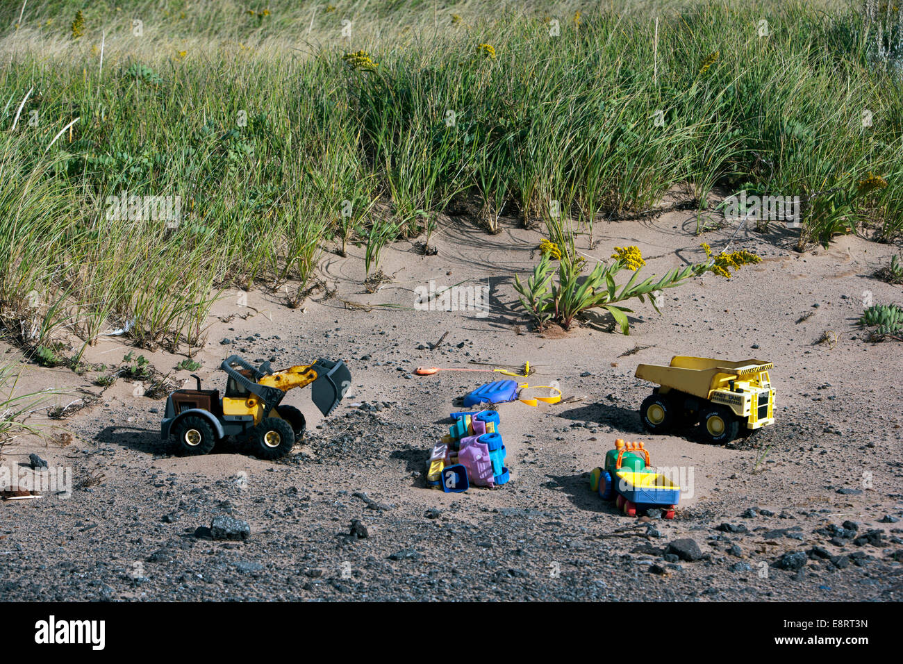 Les jouets laissés dans le sable - Covehead Harbour - New York, Prince Edward Island, Canada Banque D'Images