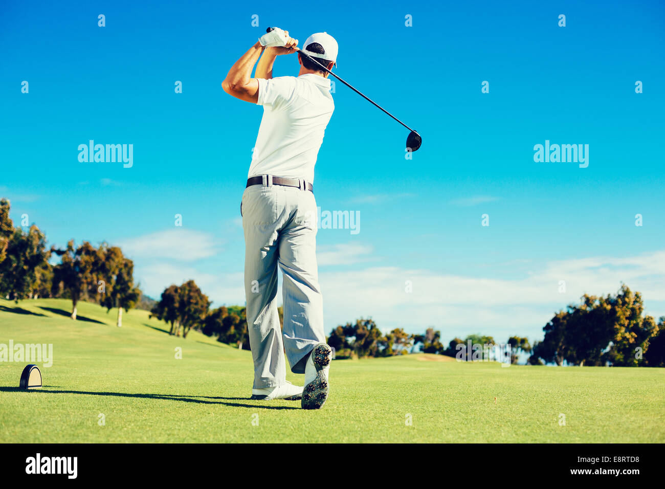 Golfeur jouant sur beau terrain de Golf Banque D'Images