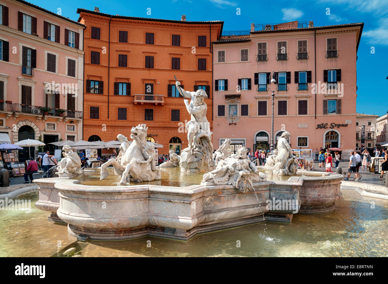 Rome, Italie - 12 mai 2012 : les touristes visitant la fontaine de Neptune de la Piazza Navona, Rome - Italie Banque D'Images