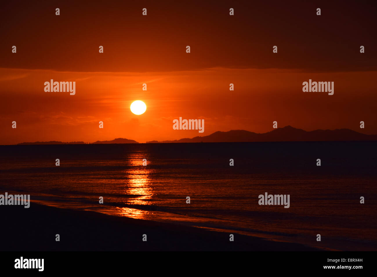 Beau paysage de Fidji d'été Rouge Soleil coucher spectaculaire de l'eau Vacances Banque D'Images