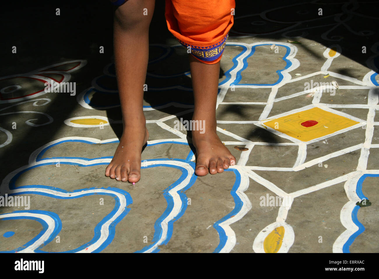 Close up of boy's sur pieds design kolam Banque D'Images