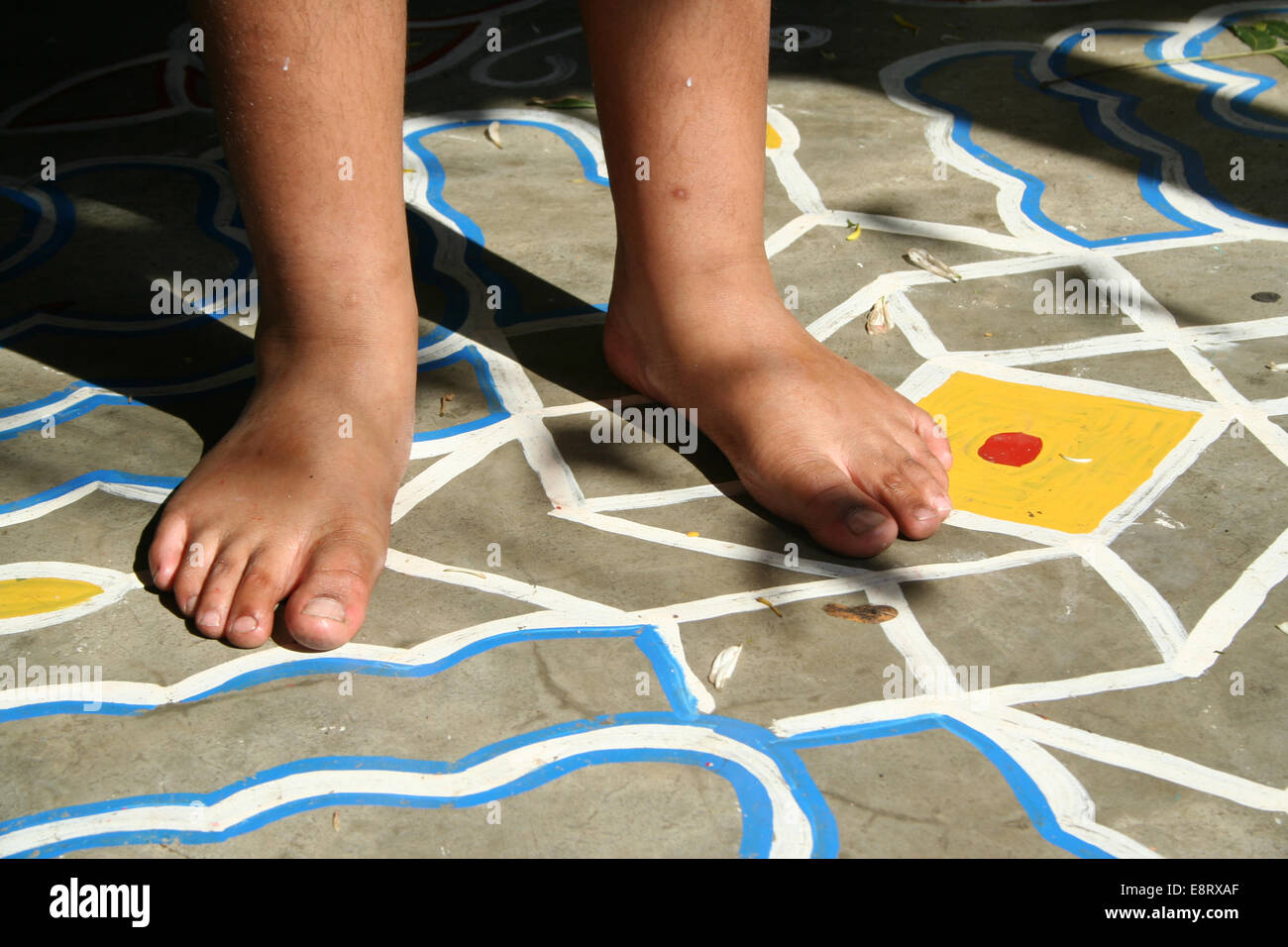 Close up of boy's sur pieds design kolam Banque D'Images