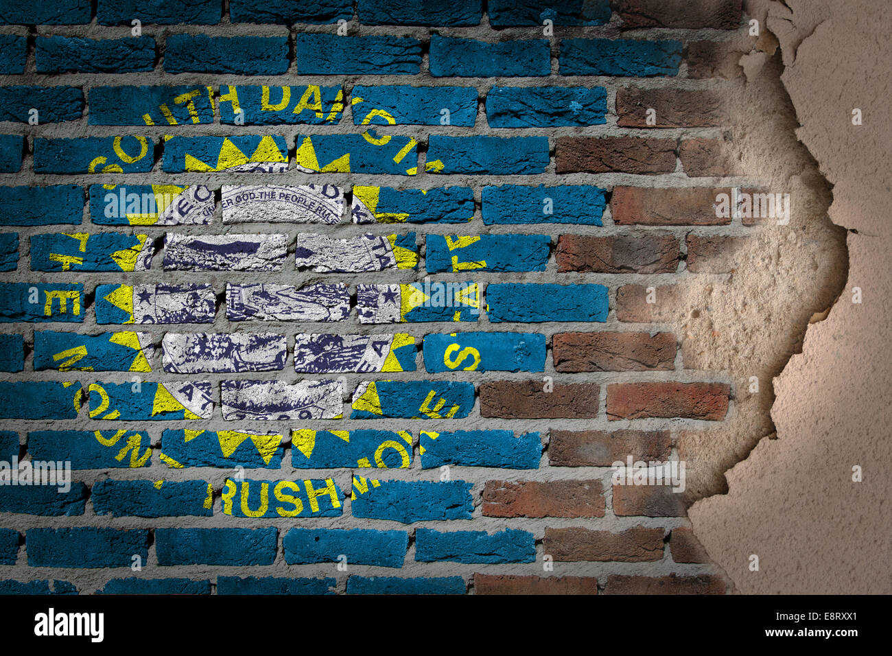 La texture du mur de brique sombre avec du plâtre - drapeau peint sur mur - Dakota du Sud Banque D'Images