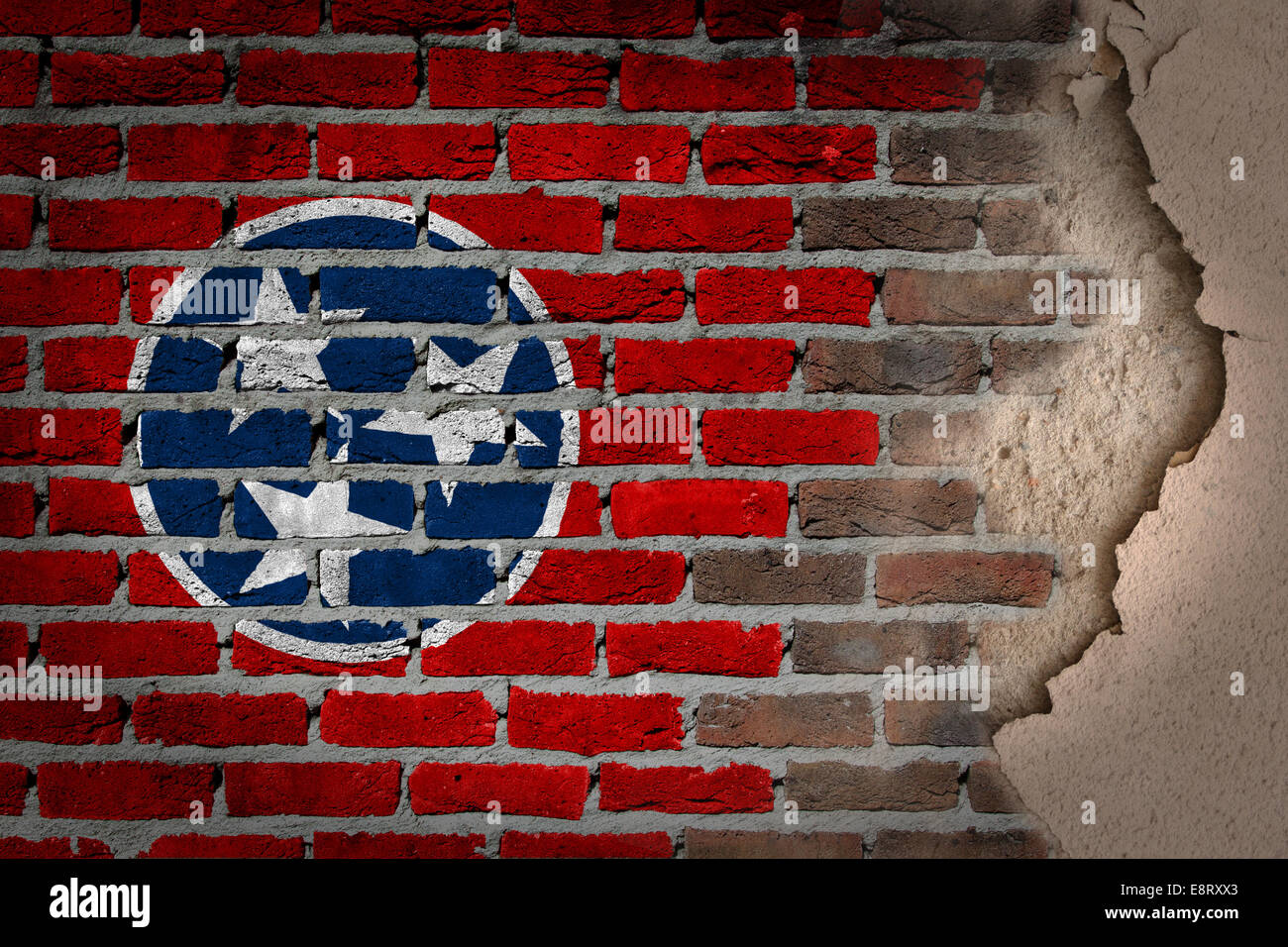 La texture du mur de brique sombre avec du plâtre - drapeau peint sur mur - New York Banque D'Images