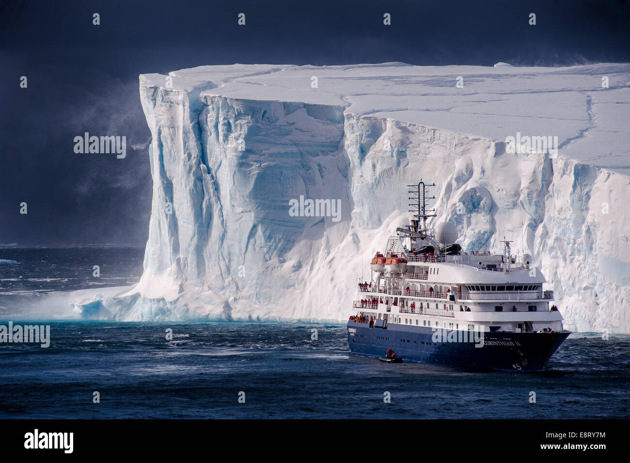 Une rencontre entre un navire de croisière et un grand iceberg tabulaire  dans l'Antarctique. Une tempête souffle la neige sur le haut de la Berg  Photo Stock - Alamy