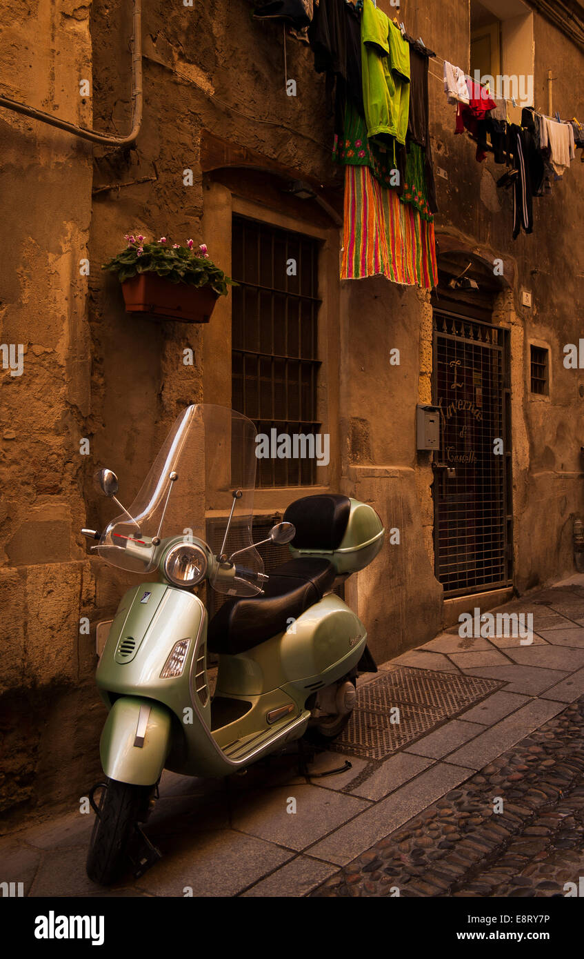 Un Vespa cyclomoteur dans une vieille rue de Cagliari, Sardaigne Banque D'Images