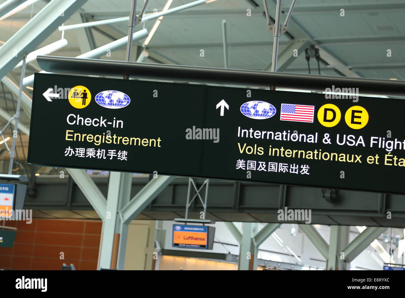 Vérifier en vol international,USA et signer à l'intérieur de l'aéroport YVR. Banque D'Images