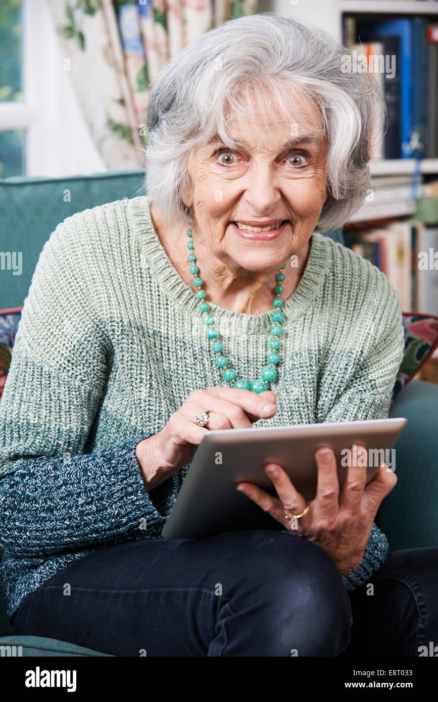 Senior Woman Using Digital Tablet Banque D'Images