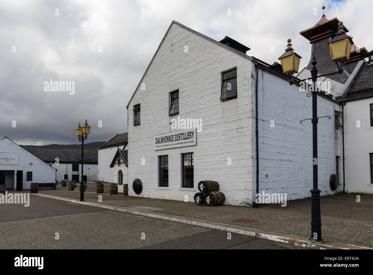 L'extérieur des bâtiments, Distillerie Dalwhinnie Highland, en Écosse. La plus grande distillerie d'Ecosse. Une filiale de Diageo Banque D'Images