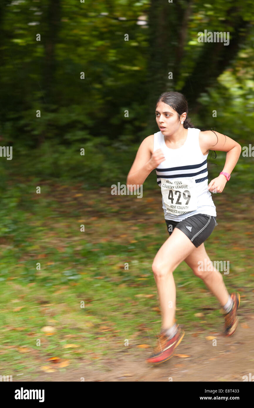 Trempés à la détermination de la peau est montré en train d'accumuler une pente boueuse hill dans une course de cross-country Banque D'Images Trempés à la détermination de la peau est montré en train d'accumuler une pente boueuse hill dans une course de cross-country Banque D'Images