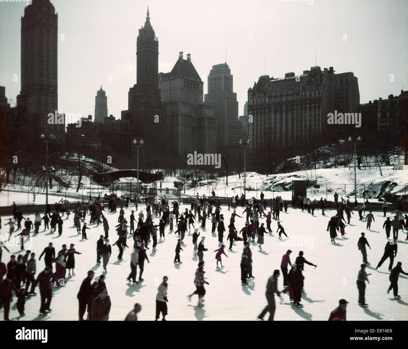 1950 GRAND NOMBRE DE PERSONNES patinoire Wollman Rink de Central Park Manhattan NEW YORK USA Banque D'Images