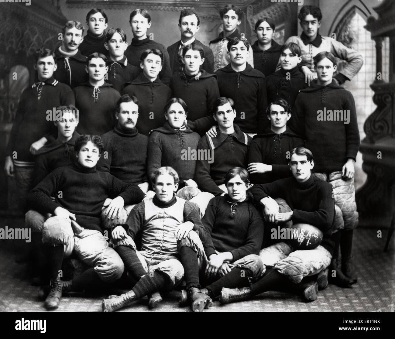 Années 1890, l'ÉQUIPE DE FOOTBALL MEMBRES PORTRAIT LOOKING AT CAMERA Banque D'Images