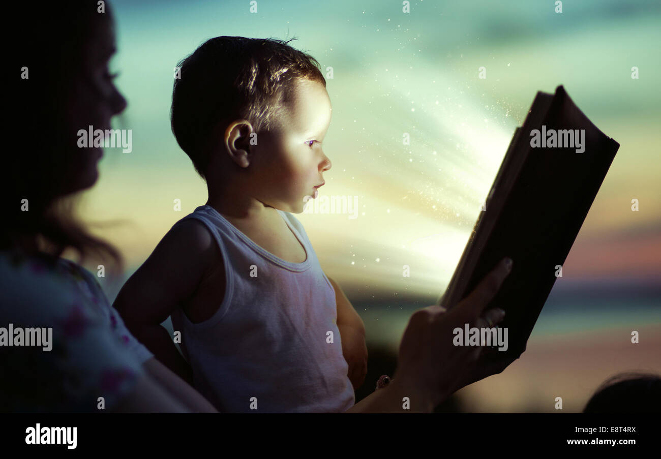 La lecture de maman pour son petit fils Banque D'Images