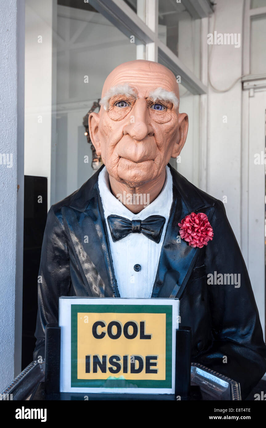 Butler avec Cool à l'intérieur de signer Banque D'Images