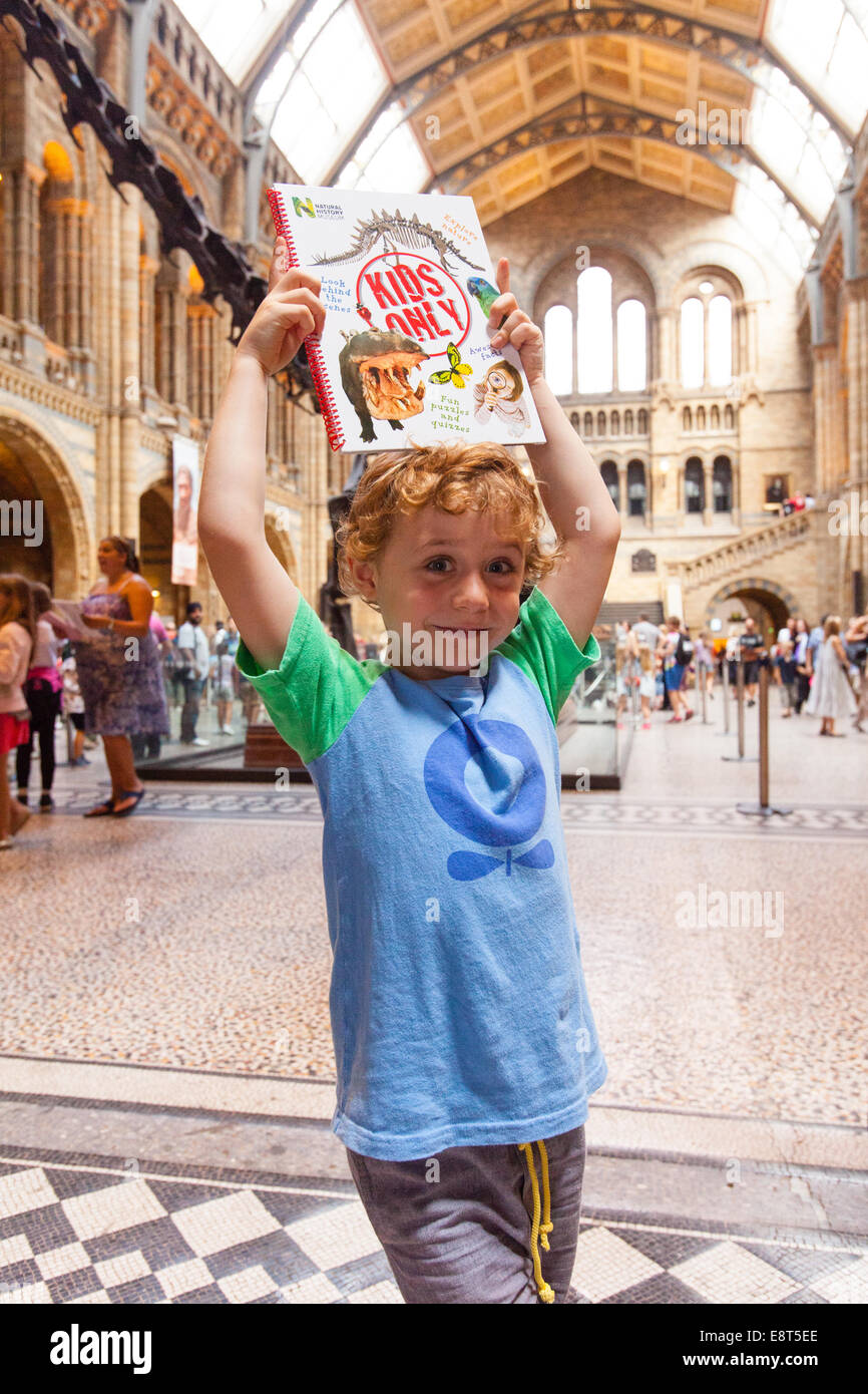 Cinq ans avec un guide au Musée d'Histoire Naturelle, Kensington, Londres, Angleterre, Royaume-Uni. Banque D'Images