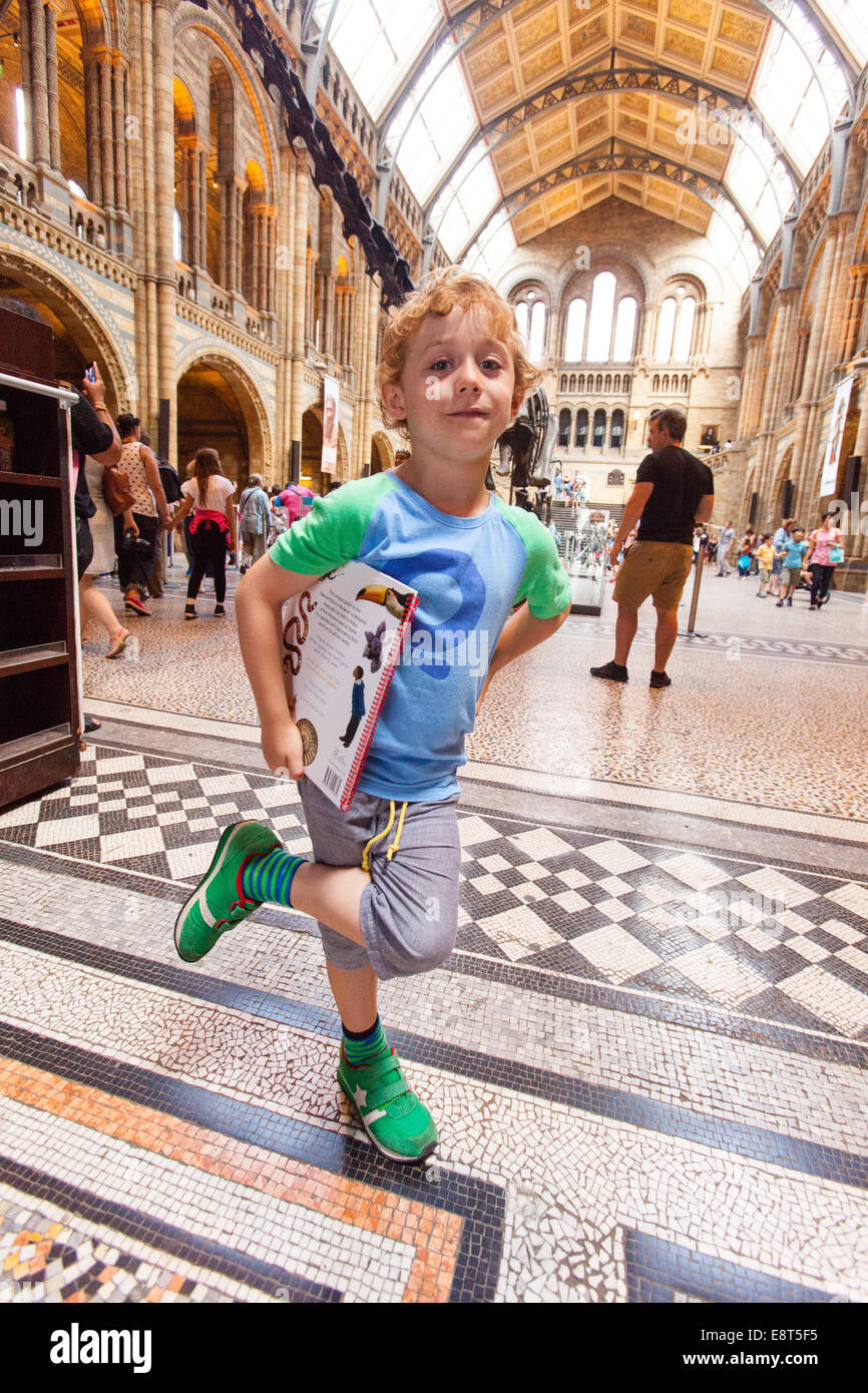 Cinq ans avec un guide au Musée d'Histoire Naturelle, Kensington, Londres, Angleterre, Royaume-Uni. Banque D'Images
