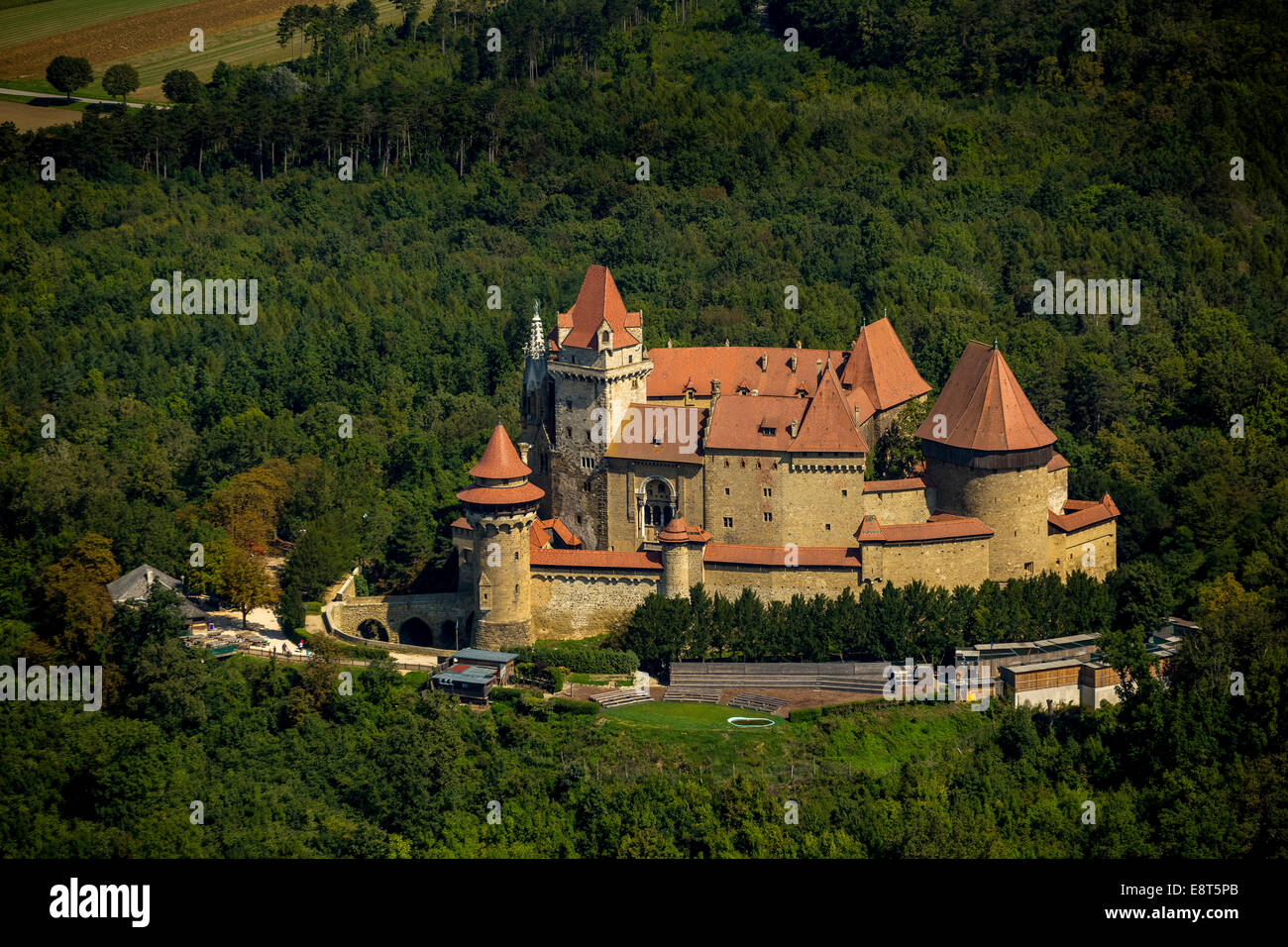 Vue aérienne, Burg Kreuzenstein château médiéval, Leobendorf, Basse Autriche, Autriche Banque D'Images