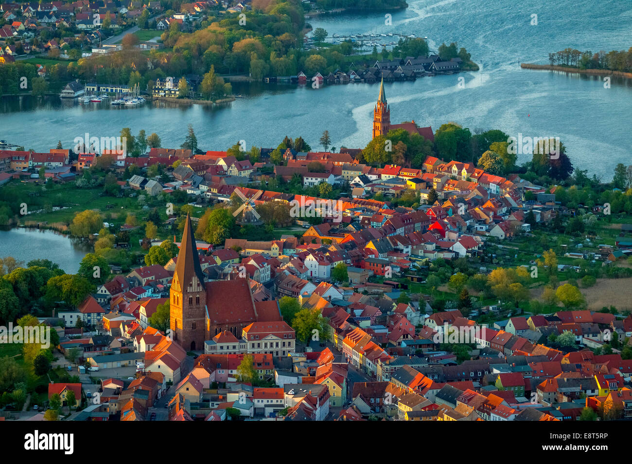 Vue aérienne de la ville de Düsseldorf, l'église de Saint Nicolas à l'avant et à l'église de la Vierge Marie à l'arrière Banque D'Images