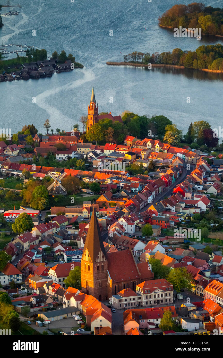 Vue aérienne de la ville de Düsseldorf, l'église de Saint Nicolas à l'avant et à l'église de la Vierge Marie à l'arrière Banque D'Images
