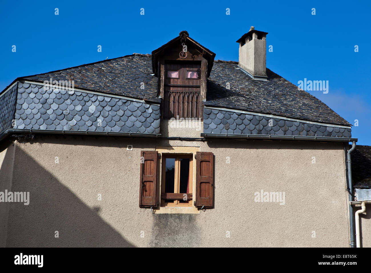 Sur un toit en pente Dormer Banque D'Images