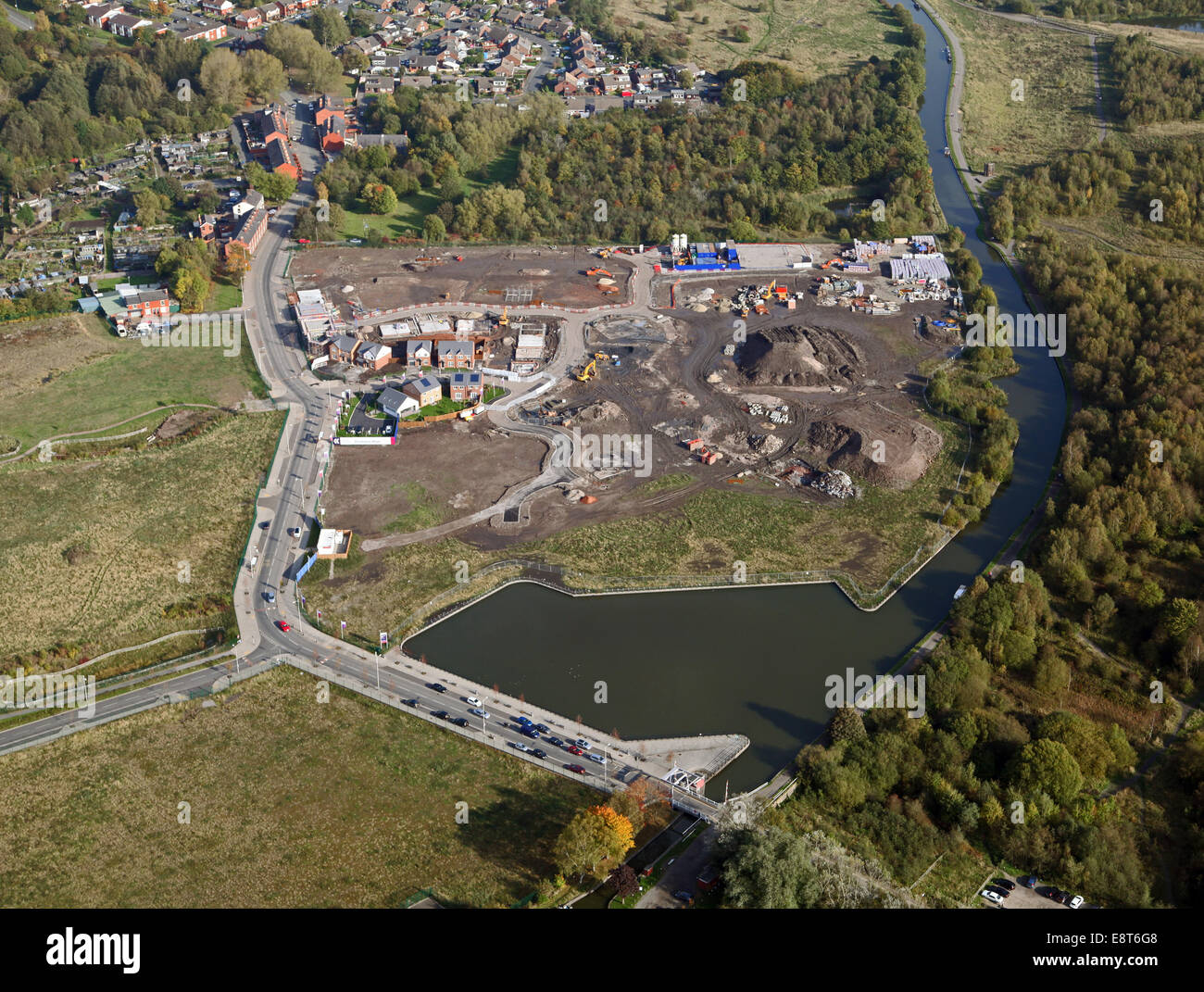 Vue aérienne de nouveaux logements en construction sur un site dans le champ brun UK Banque D'Images