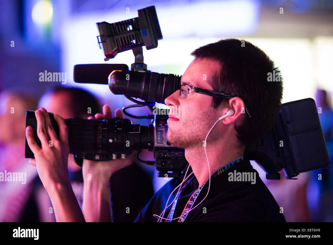 Caméraman professionnel avec grande caméra sur l'épaule de filmer les  concerts Photo Stock - Alamy