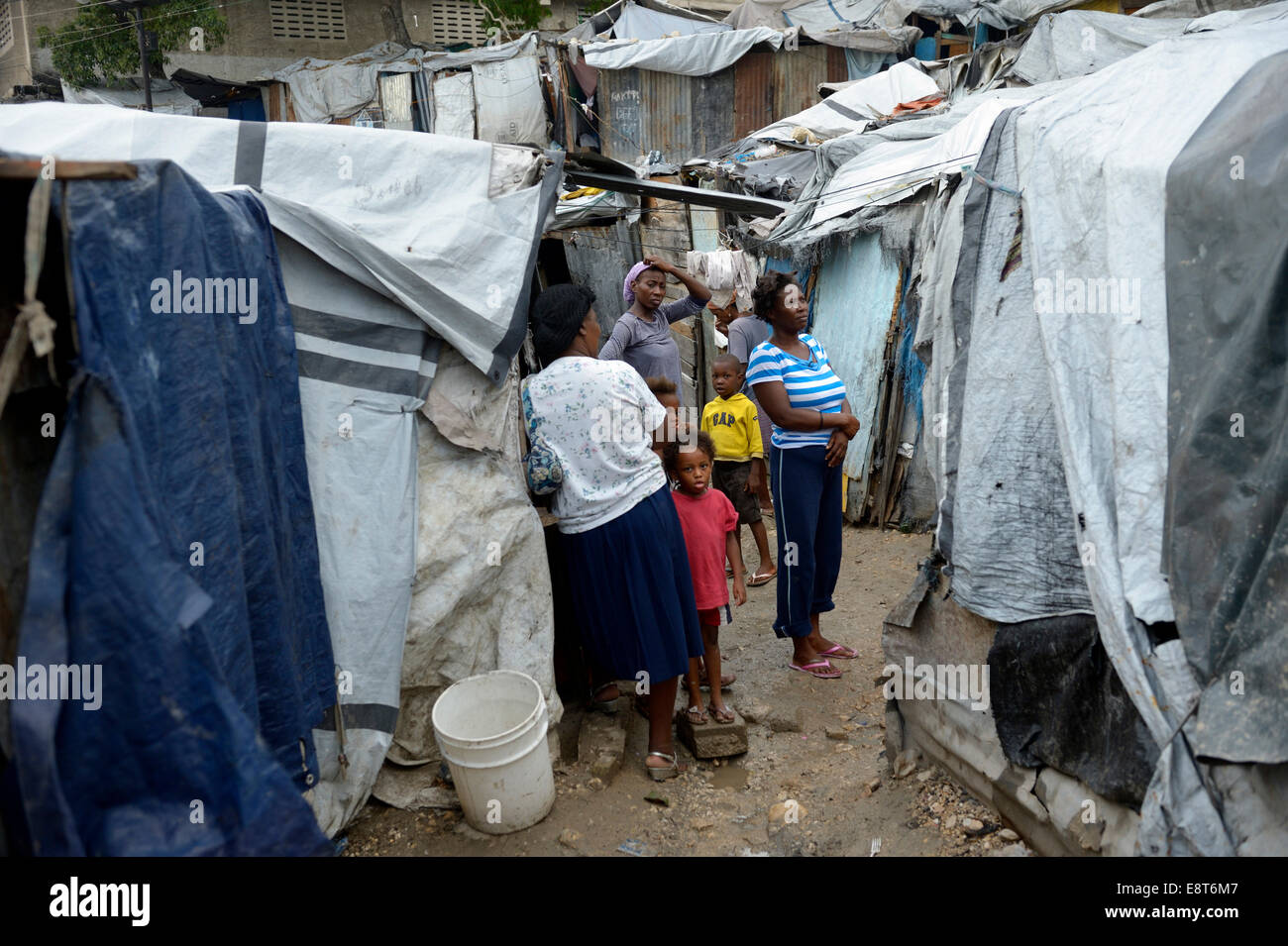 Personnes au Camp d'Icare, un camp de réfugiés du séisme, Fort National, Port-au-Prince, Haïti Banque D'Images