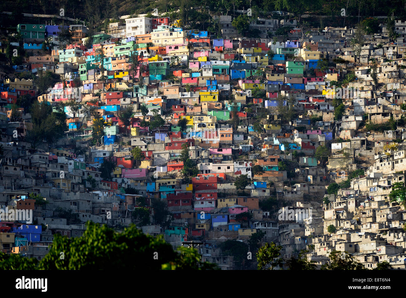 Maisons peintes de couleurs vives, dans un bidonville de Port-au-Prince, Haïti Banque D'Images