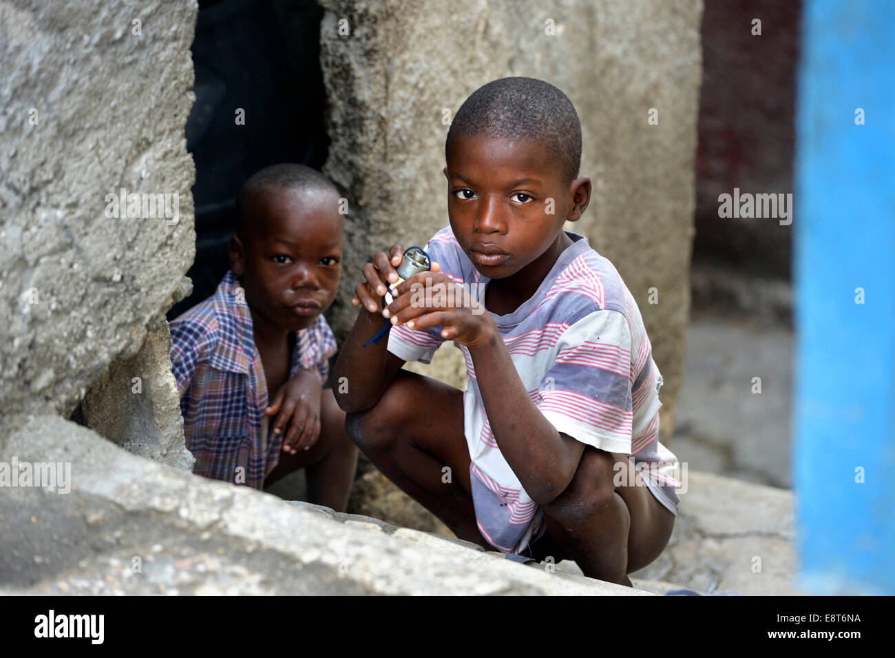 Deux garçons, Fort National Slum, Port-au-Prince, Haïti Banque D'Images