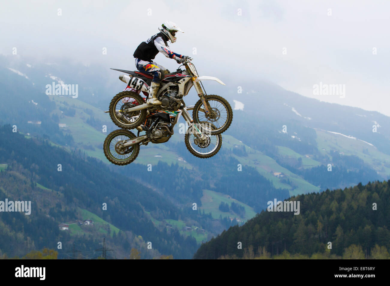 Saut en Tandem à la tyrolienne VTT Championnats, Aschau im Zillertal, Tyrol, Autriche Banque D'Images