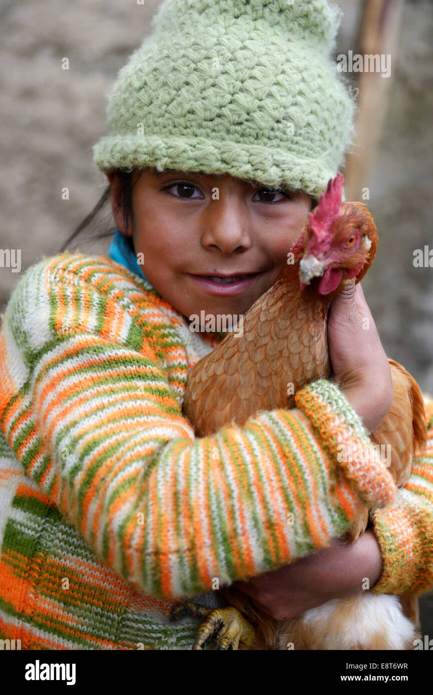 Fille, 8 ans, tenant un poulet, Chuquis, Huanuco, Pérou Province Banque D'Images