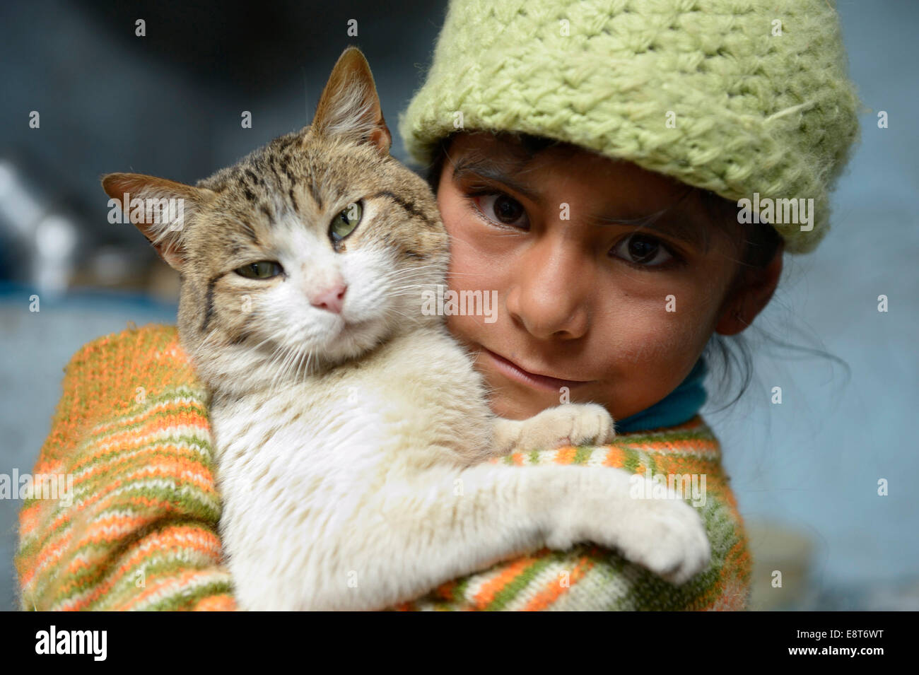 Fille, 8 ans, tenant son chat Chuquis, Huanuco, Pérou Province Banque D'Images