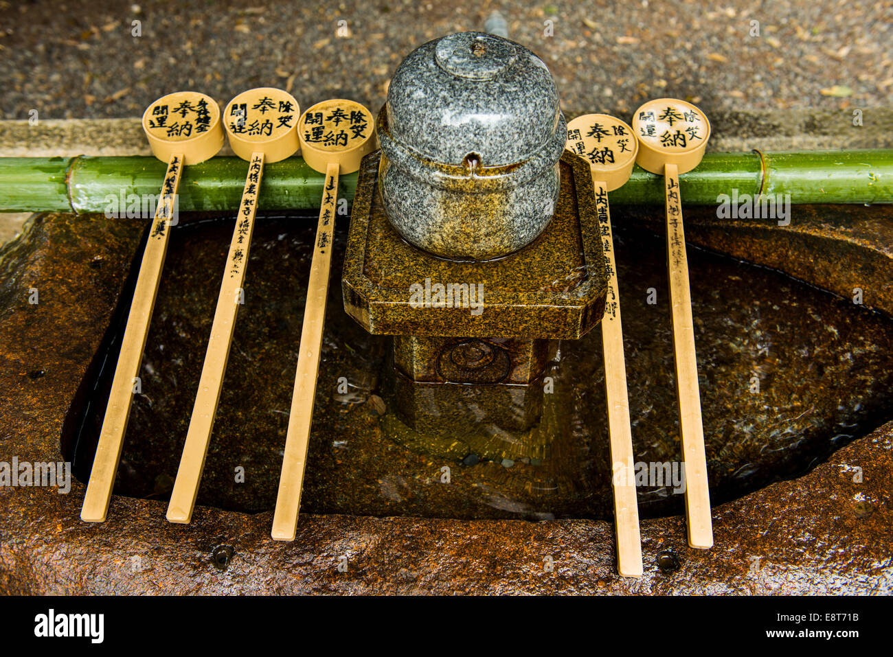 Flacons à l'eau, Fushimi Inari-taisha, Kyoto, Japon Banque D'Images