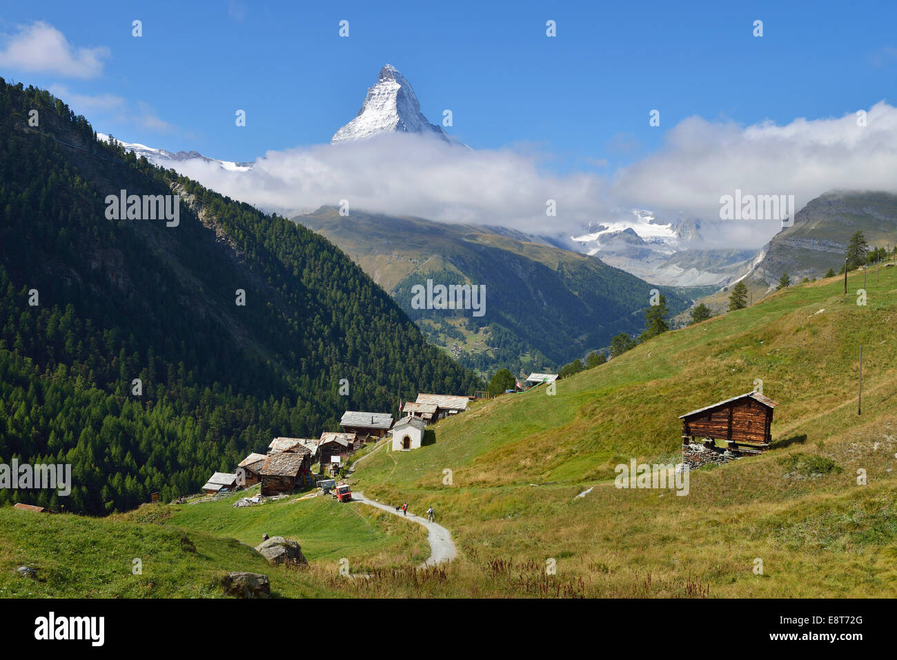 Cervin avec Findeln village de premier plan, Zermatt, Valais, Suisse Banque D'Images