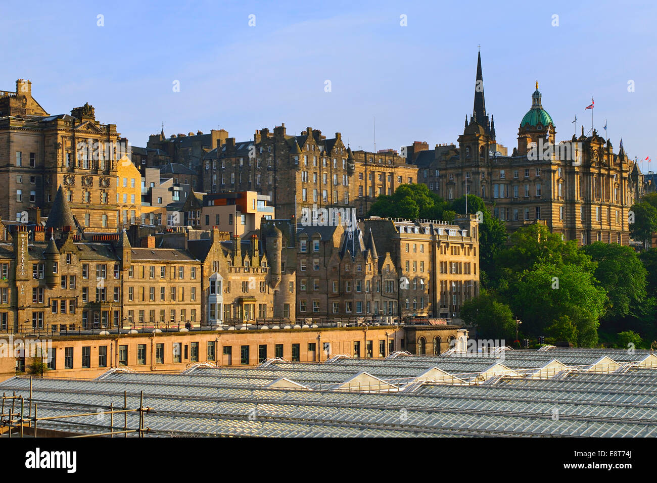 Vue sur le toit de la gare principale de la ville avec l'Université d'Edinburgh, Edinburgh, Ecosse, Royaume-Uni Banque D'Images