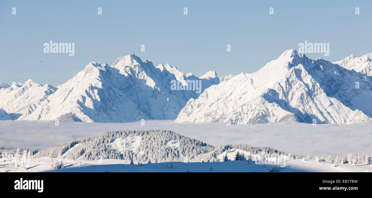 Montagnes du Karwendel, paysage d'hiver vu de Wiedersbergerhorn Mountain, vallée de l'Inn remplis de brouillard, Tyrol du Nord, Autriche Banque D'Images